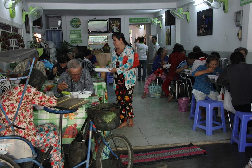 Rất nhiều người dân nghèo ở TP. Mỹ Tho đã bớt khó khăn kể từ khi có quán cơm “2.000 đồng” Ảnh: TL.