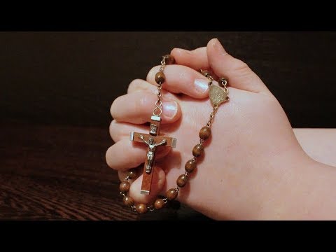 Chuổi Mân Côi chính là sự trầm ngâm suy niệm trong sự thinh lặng. Ảnh: CTV
