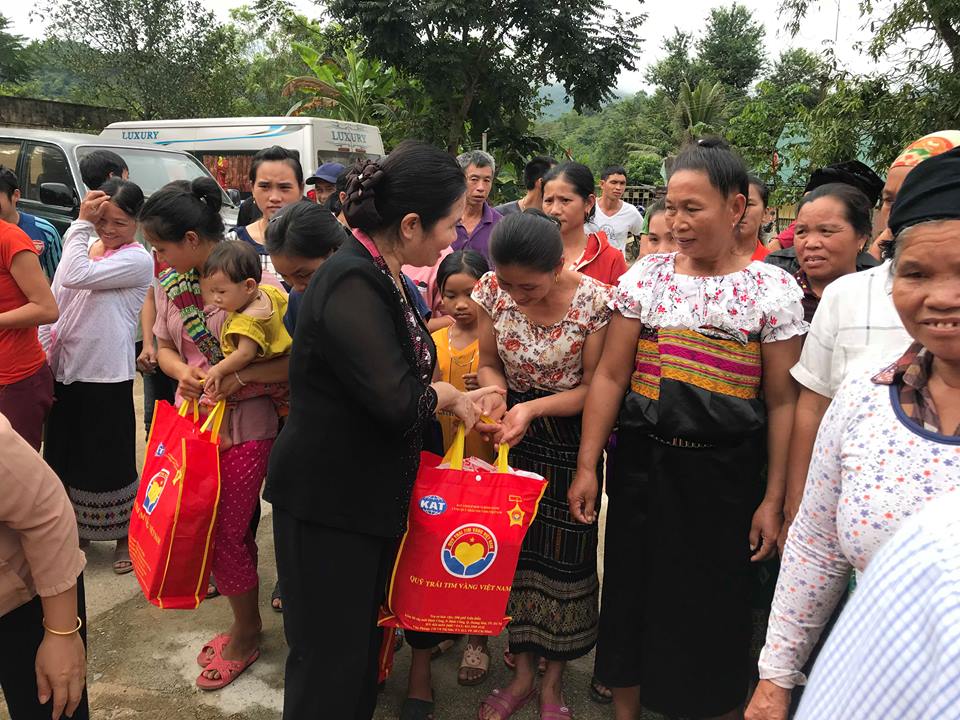 Maria Nguyễn Thị Nga, Giám đốc Quỹ Trái tim vàng trao tận tay cho bà con