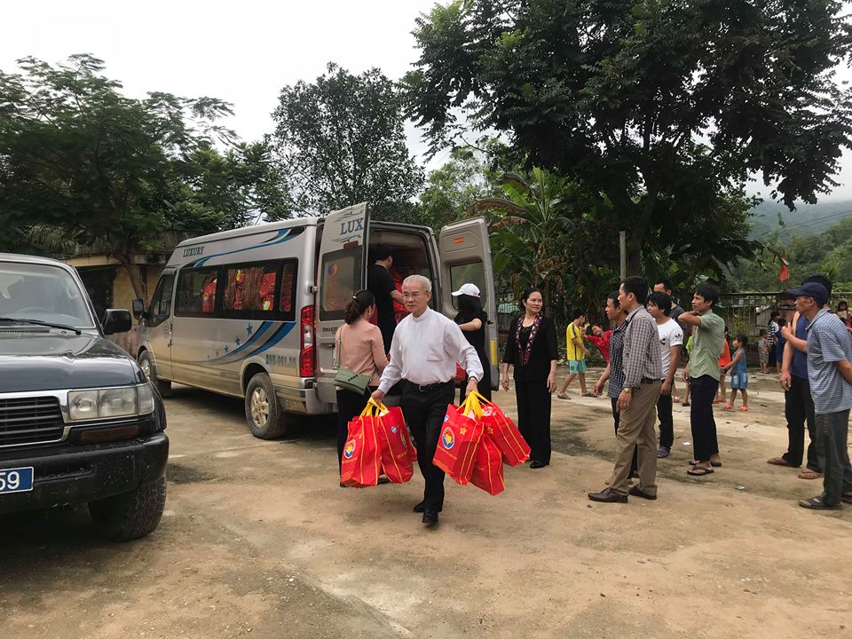 Linh mục Giuse Trần Xuân Mạnh, Chủ tịch UBĐKCGVN mang từng bao tải gạo về điểm tập kết