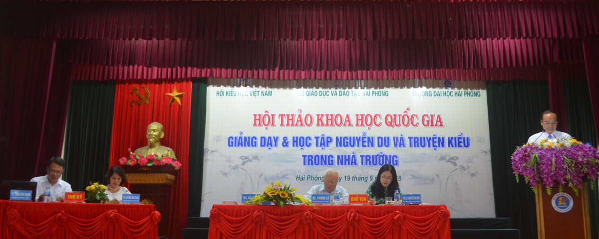 Đoàn Chủ tọa và thư ký của Hội thảo