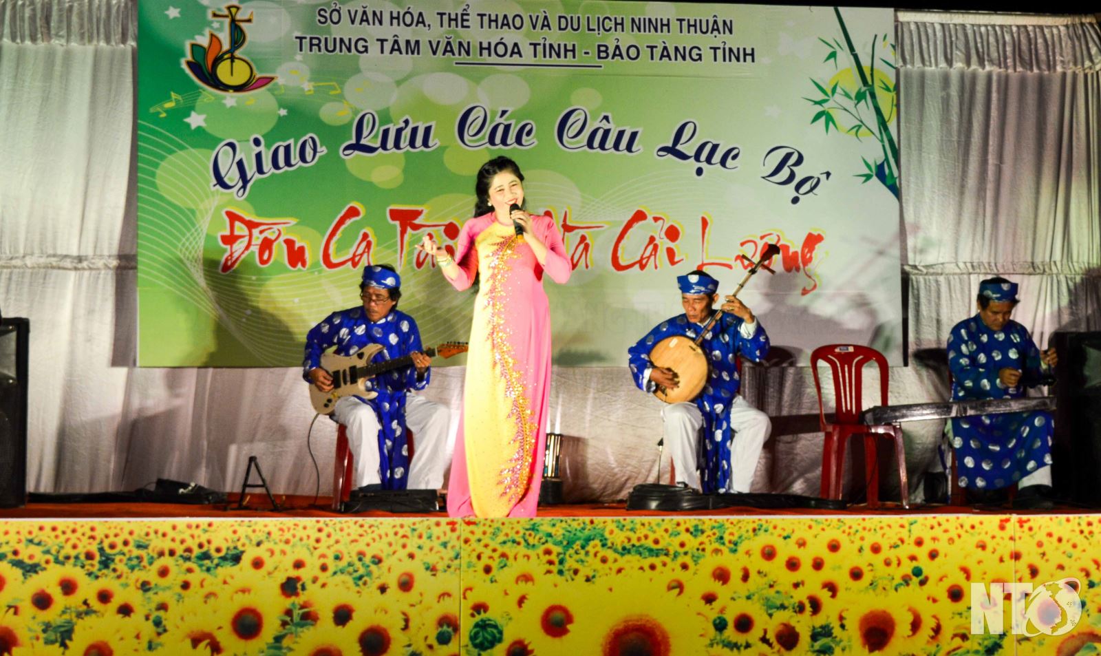 Các ca nương, kép đàn tham dự liên hoan. Ảnh: Minh Hằng Hải. Ảnh: Phương Linh