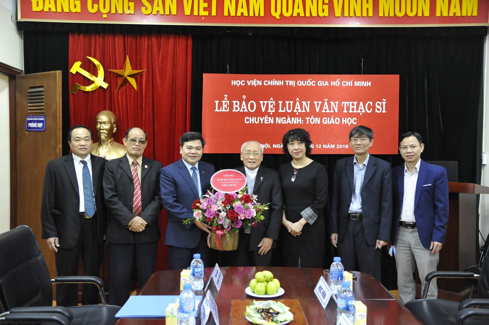 Linh mục Antôn Maria Dương Phú Oanh, PGS-TS. Đỗ Lan Hiền, PGS-TS. Nguyễn Phú Lợi và cán bộ nhân viên báo NCGVN chúc mừng ông Vũ Thành Nam. Ảnh: Phạm Cường