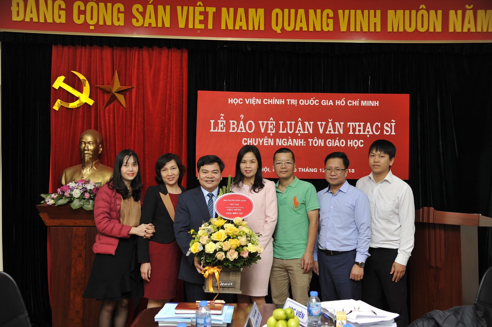 Linh mục Antôn Maria Dương Phú Oanh, PGS-TS. Đỗ Lan Hiền, PGS-TS. Nguyễn Phú Lợi và cán bộ nhân viên báo NCGVN chúc mừng ông Vũ Thành Nam. Ảnh: Phạm Cường