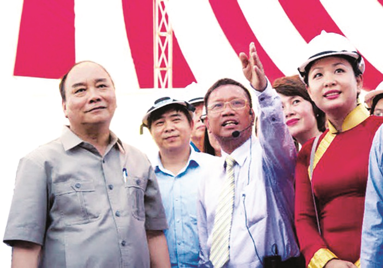 Ông Hoàng Đức Thảo (thứ 3 từ phải sang) giới thiệu với Thủ tướng Nguyễn Xuân Phúc về các sản phẩm của Busadco tại cụm công nghiệp Vũ Quý, Kiến Xương, Thái Bình. Ảnh: CTV