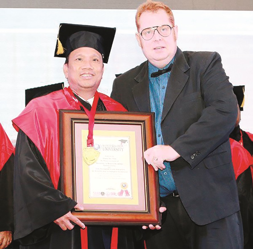 AHLĐ Hoàng Đức Thảo nhận bằng Tiến sĩ danh dự của ĐH World Records University (Anh quốc). Ảnh: Phạm Hùng