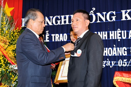 Ông Hoàng Đức Thảo (người bên phải ản... nhận danh hiệu Anh hùng Lao động