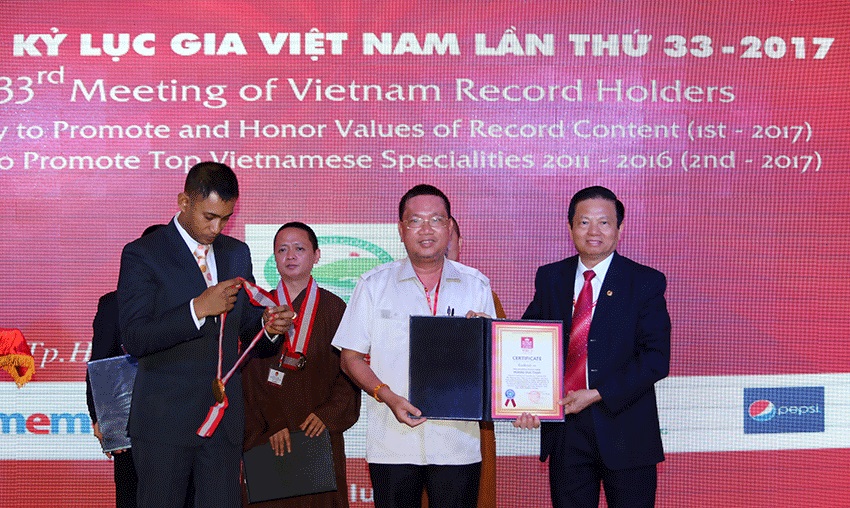 Ông Hoàng Đức Thảo nhận danh hiệu Nhà... h sáng tạo nhất phục vụ cộng đồng.