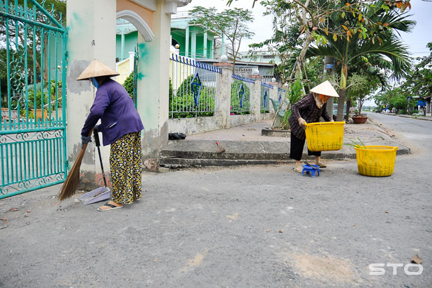 Bà con giáo dân quét dọn vỉa hè, lòng đường trước nhà thờ giáo xứ Đại Ngãi. Ảnh: Thuận Lợi