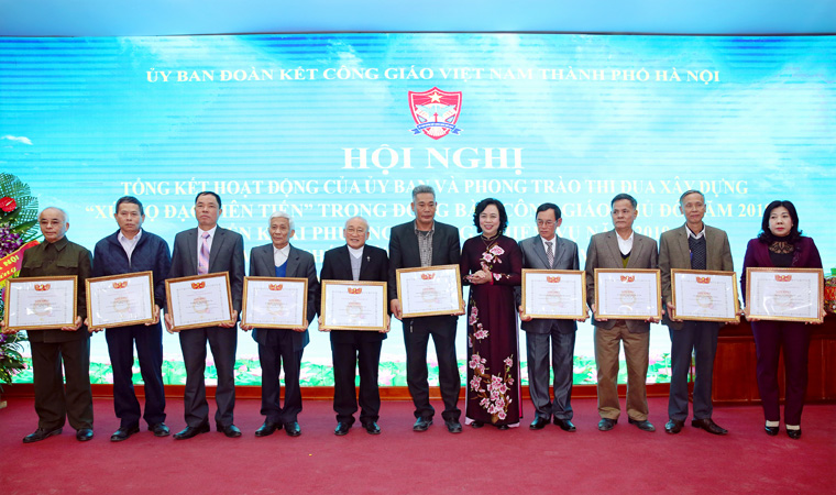 Phó Bí thư Thành ủy Ngô Thị Thanh Hằng trao khen thưởng cho các tập thể. Ảnh: HNM Ảnh: AFP