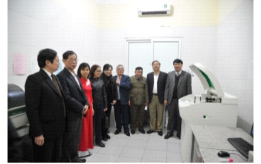 Quỹ Trái tim Việt Nam và các đại biểu trao tặng máy xét nghiệm cho Trung tâm Y tế huyện Phù Cừ (Hưng Yên). Ảnh: Mạnh Cường
