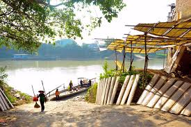 Làng gốm Thổ Hà bình yên nghiêng mình bên dòng sông Cầu thơ mộng… Ảnh: Trần Thi