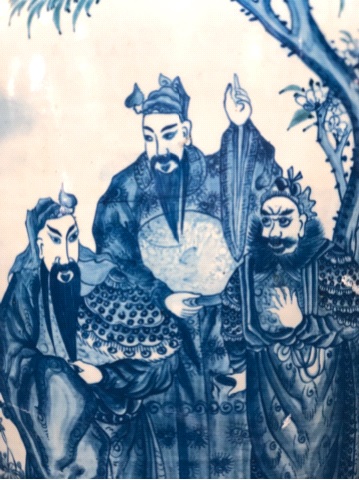 Lưu Bị lấy tay chỏ lên trời, thề cùng Quan Công và Chương Phi “Chúng tôi không cần sinh cùng ngày, cùng tháng, cùng năm, chỉ muốn chết cùng năm, cùng ngày, cùng tháng”, đồ án vẽ trên sứ cổ Vạn Ninh.