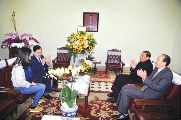 Ông Giuse Vũ Thành Nam, Ủy viên Đoàn Chủ tịch UBĐKCGVN - TBT Báo NCGVN (người ngồi đầu, bên trái) trong buổi chào thăm, chúc mừng Đức cha Giuse Vũ Văn Thiên, Tổng Giám mục Tổng giáo phận Hà Nội. 