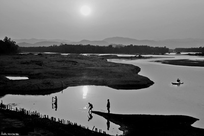Hoàng hôn trên dòng Kim Sơn. Ảnh: Hà Hoài Ân