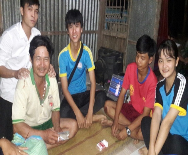Đại diện học sinh lớp 12CB2, thầy Đua chủ nhiệm trao quà cho gia đình em Minh Quan. Ảnh: TL nhất của Do Thái giáo. Ảnh: CTV Ảnh: Minh Hải