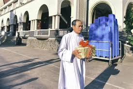 Linh mục Giuse Nguyễn Văn Tịch an táng cho thai nhi xấu số.