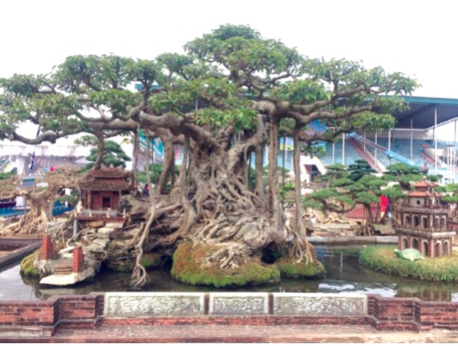 Cây sanh được trình bày theo hình ảnh cây đa- giếng nước-sân đình. Ảnh: Đặng Thủy Ảnh: AFP