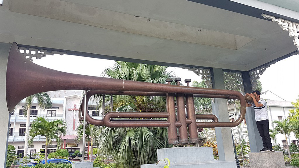 Kèn trumpet khổng lồ trong vườn Ave Maria. Ảnh: CTV