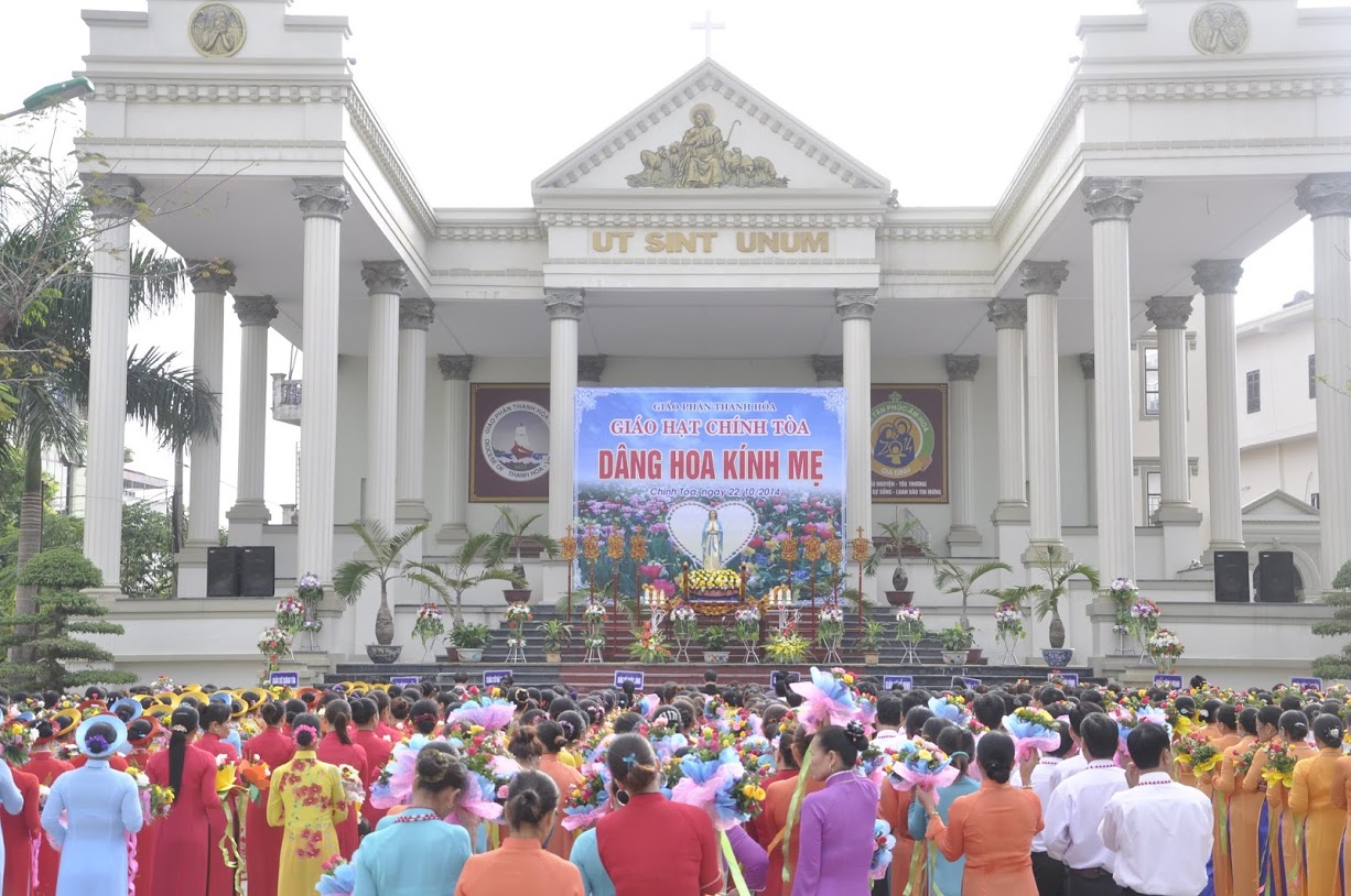 Dâng hoa kính Đức Mẹ ở nhà thờ giáo xứ Chính tòa Thanh Hóa. Ảnh: CTV