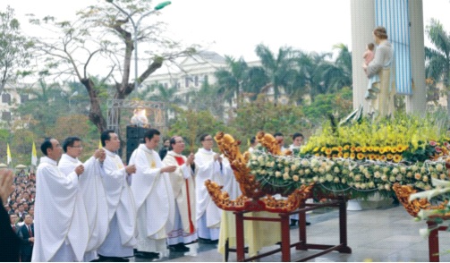 Quý Đức cha, quý cha dâng hương kính thánh Giuse. Ảnh: CTV Ảnh: CTV