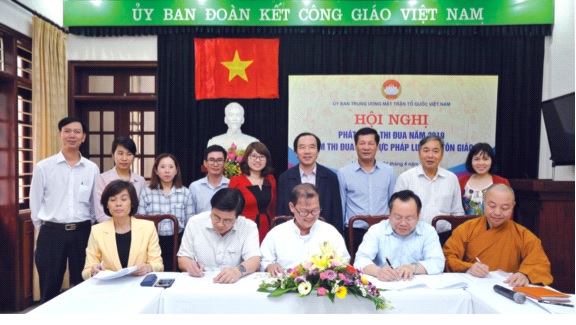 Thành viên Cụm thi đua lĩnh vực Pháp luật và Tôn giáo ký bản giao ước thi đua tại Hội nghị. Ảnh: Phạm Cường Ảnh: Mạnh Cường Ảnh: CTV