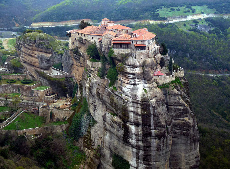 Tu viện Meteora - một quần thể tu viện rộng lớn được xây dựng trên những núi đá sa thạch tự nhiên ở miền Tây Bắc Thessaly, gần sông Pinios và núi Pindus của Hy Lạp. Ảnh: CTV