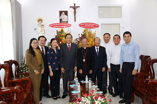 Bí thư Trung ương Đảng, Chủ tịch UBTW MTTQ Việt Nam Trần Thanh Mẫn chúc mừng Đức Giám mục Tôma Nguyễn Văn Trâm, Giám quản Tông tòa giáo phận Phan Thiết nhân dịp lễ Phục sinh năm 2019. Ảnh: MC