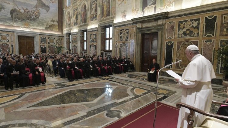 ĐTC trong một lần tiếp các Giám đốc toàn quốc các Hội Giáo Hoàng Truyền Giáo (Vatican Media)
