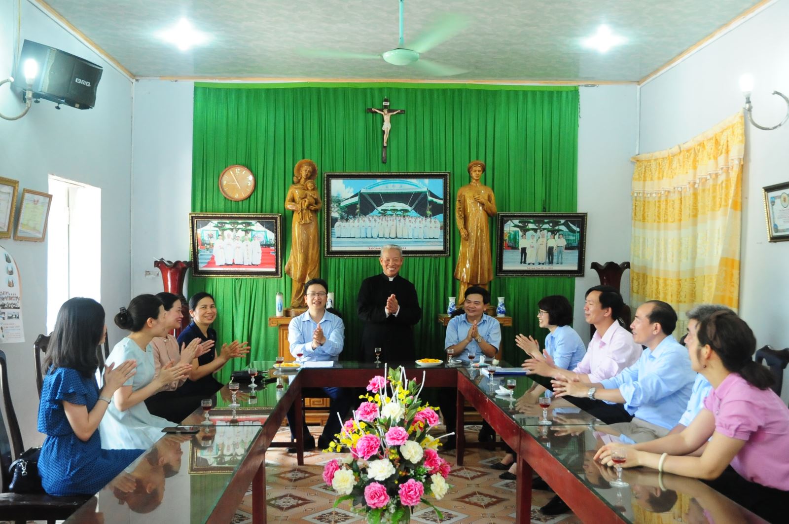 Linh mục Phêrô Nguyễn Hồng Phúc tiếp đoàn Ban Tôn giáo UBTƯMTTQVN và báo Người Công giáo Việt Nam nhân dịp về thăm giáo xứ Cách Tâm. Ảnh: Phạm Cường