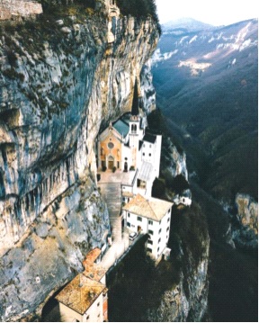 Tu viện Madonna della Corona Itally. Ảnh: CTV