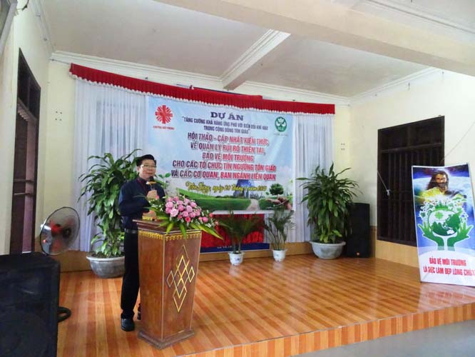 Cha Giám đốc G.B Vũ Văn Kiện trình bày tham luận trong Hội thảo cập nhật kiến thức quản lý RRTT và BVMT cho các tổ chức tín ngưỡng tôn giáo và các ban ngành liên quan. Ảnh: CTV