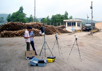Quan trắc môi trường không khí xung quanh. Ảnh: Nguyễn Thu