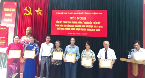 Các cá nhân được khen thưởng tại Hội nghị. Ảnh: Mạnh Cường