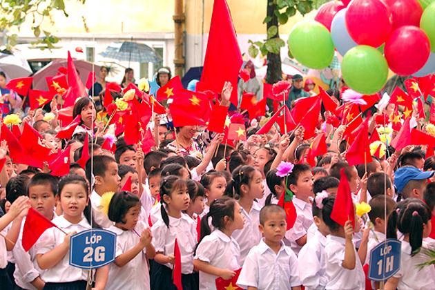 Những em học sinh nắm tay nhau bước vào năm học mới trong niềm vui. Ảnh: Minh Hải
