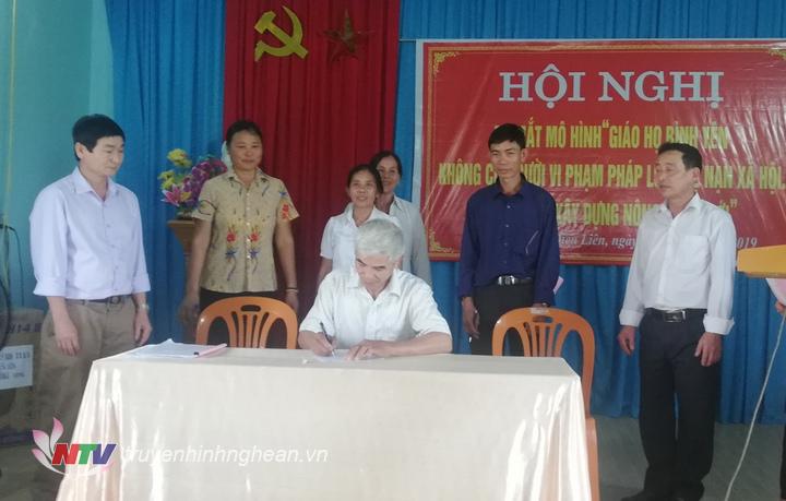 Đại diện các ban ngành liên quan, xóm trưởng, Hội đồng mục vụ giáo họ Yên Thịnh ký cam kết, phối hợp triển khai xây dựng mô hình “giáo họ bình yên”. Ảnh: Mai Giang