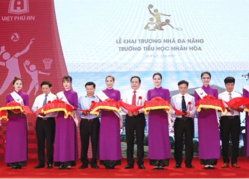 Các đại biểu cắt băng khánh thành nhà đa năng Trường Tiểu học Nhân Hòa. Ảnh: Hoàng Hải