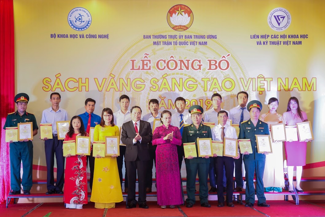 Chủ tịch Quốc hội Nguyễn Thị Kim Ngân và Chủ tịch Ủy ban Trung ương MTTQ Việt Nam Trần Thanh Mẫn trao Giấy chứng nhận, Sách vàng Sáng tạo Việt Nam năm 2019 cho các tác giả, đại diện nhóm tác giả. 