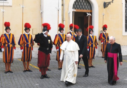 Vệ binh Thụy Sĩ chào Đức Giáo hoàng Phanxicô tại Vatican. Ảnh: CTV 