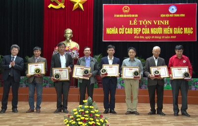 Bệnh viện Mắt Trung ương tôn vinh nghĩa cử cao đẹp của những người hiến giác mạc ở huyện Kim Sơn (Ninh Bình). Ảnh: CTV