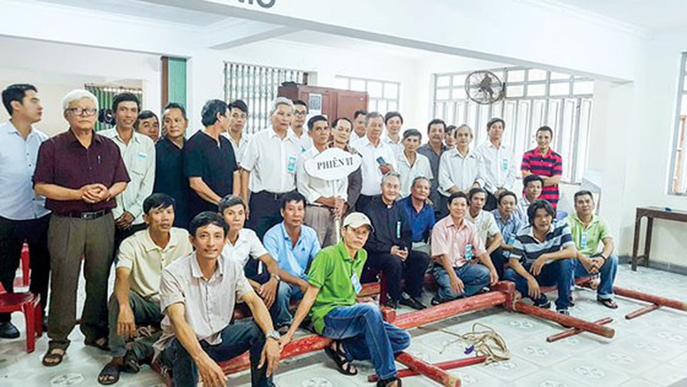 Linh mục Nguyễn Văn Tuyến (áo đen ngồi giữa) cùng Ban Chung sự Hiếu đạo tập huấn cho các thành viên mới thao tác cần thiết trong việc phục vụ đám tang. Ảnh: Văn Thắng