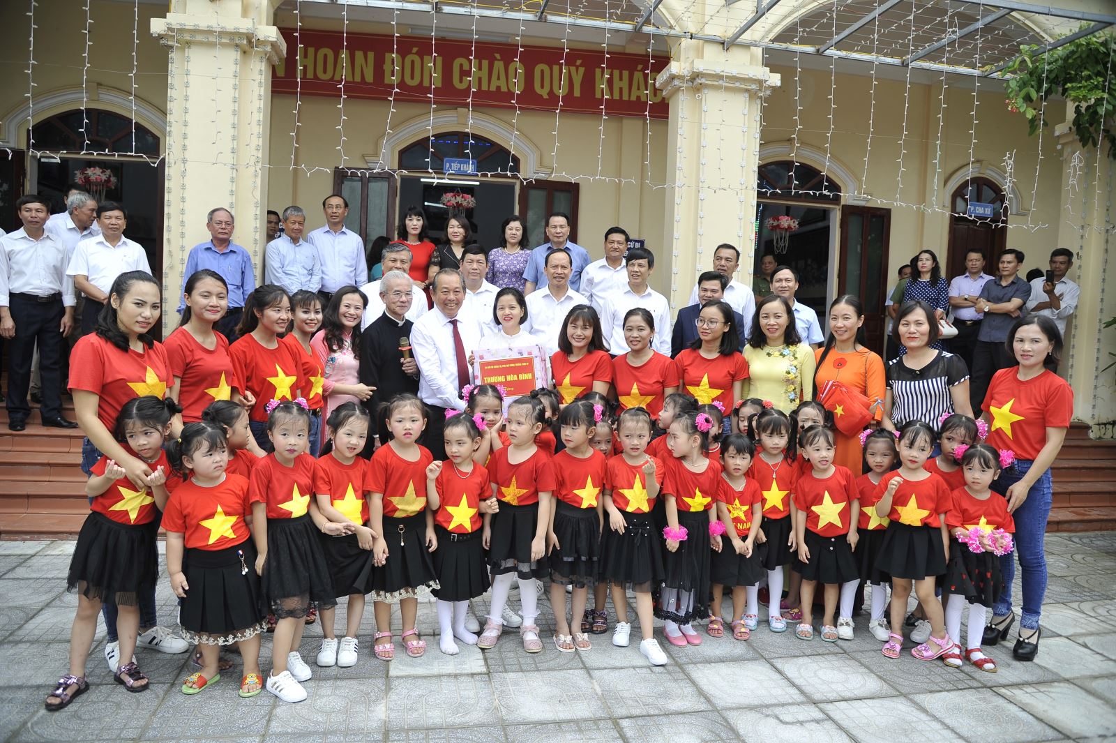 Phó Thủ tướng Thường trực Chính phủ Trương Hòa Bình với đồng bào Công giáo tại giáo xứ Phúc Lãng (Quảng Xương, Thanh Hóa). Ảnh: Mạnh Cường