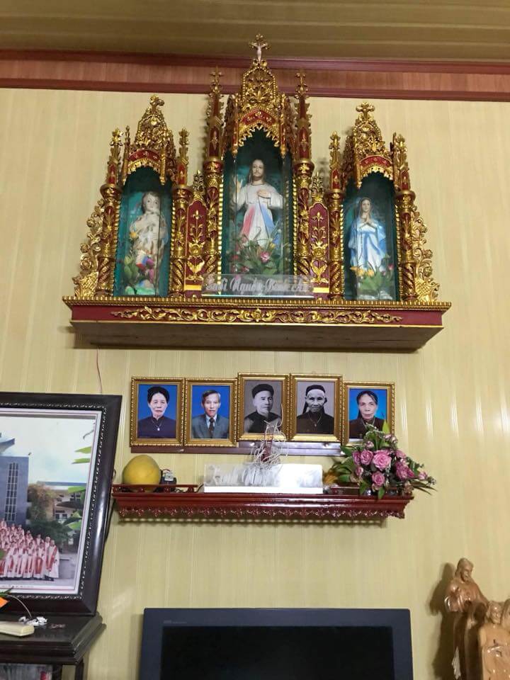 Bàn thờ Gia tiên được đặt dưới bàn thờ Chúa. Ảnh: CTV