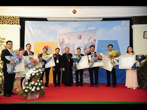 Đức TGM Giuse, cha linh hướng và Ban điều hành lâm thời. Ảnh: CTV 