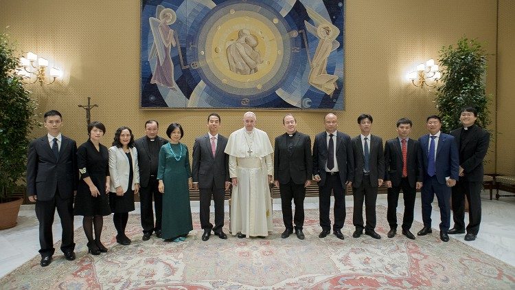 Đức Thánh Cha Phanxicô và Nhóm Làm việc Việt Nam - Toà Thánh tại Vatican. Ảnh: Văn Yên