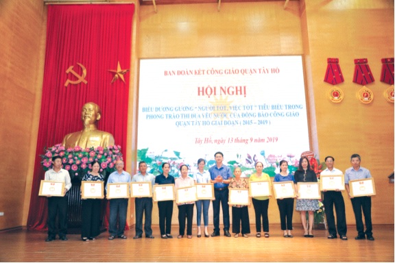 Các tập thể, cá nhân được khen thưởng tại Hội nghị. 