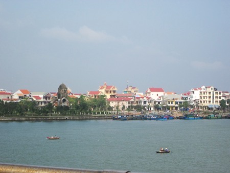 Nhà thờ Tam Tòa nhìn từ cầu Nhật Lệ. Ảnh: CTV