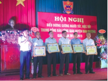 Các tập thể, cá nhân được khen thưởng tại hội nghị. Ảnh: Mạnh Cường