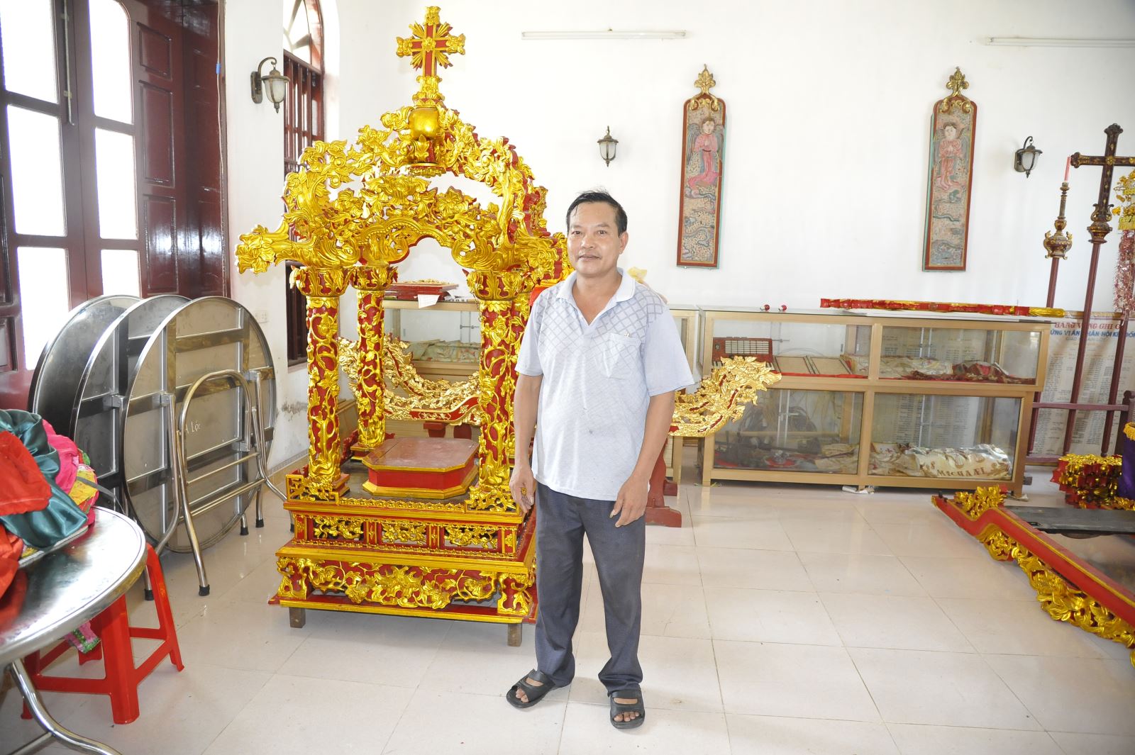 Ông Micae Nguyễn Đức Vượng bên các sản phẩm của mình. Ảnh: Mạnh Cường