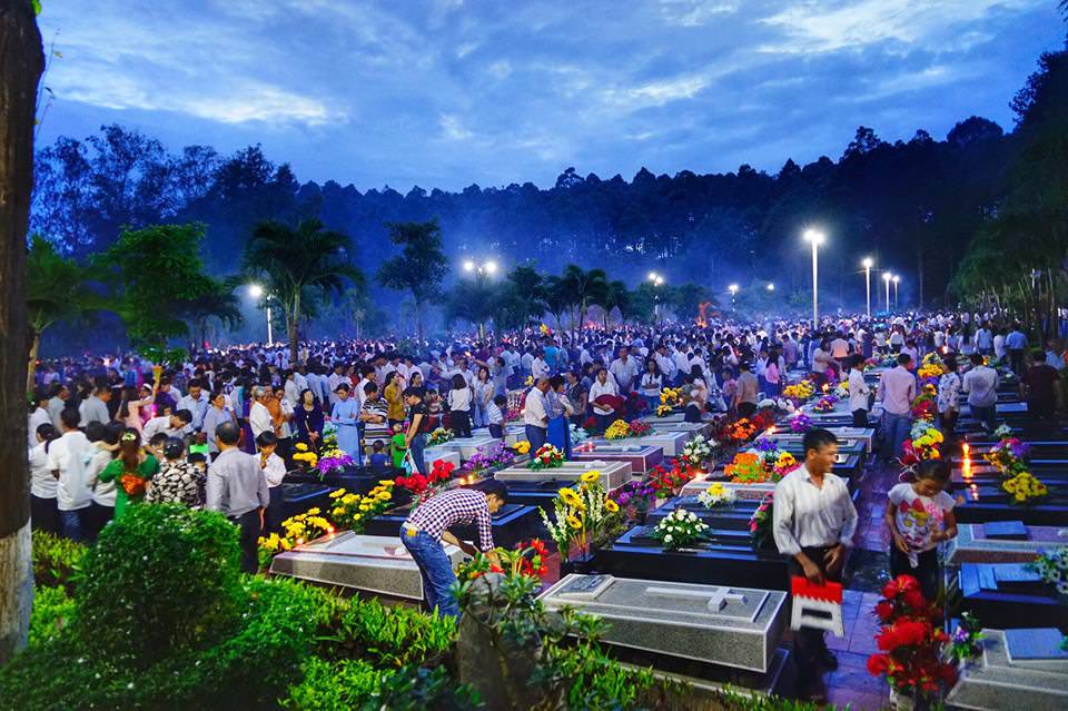 Kinh “Phục rĩ chí tôn” của người Công giáo thường được cầu nguyện cho người đã qua đời. Ảnh: CTV